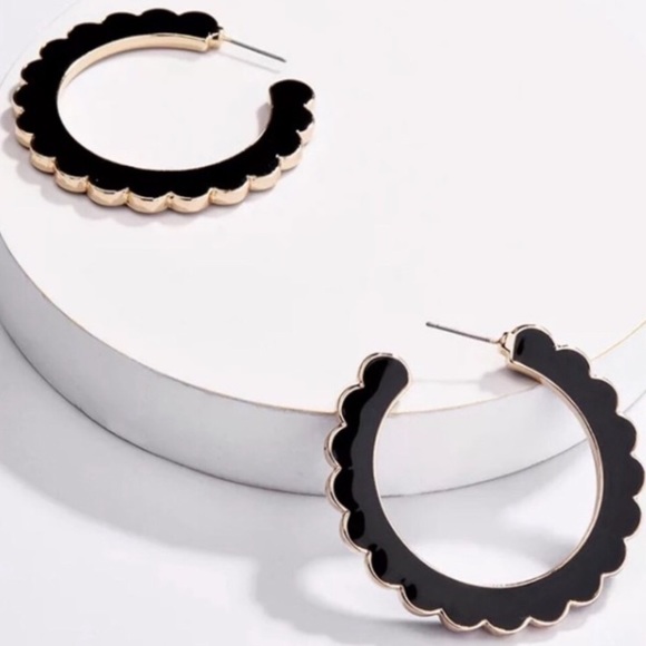 Jewelry - 🌺Desideria Scalloped Hoops!
